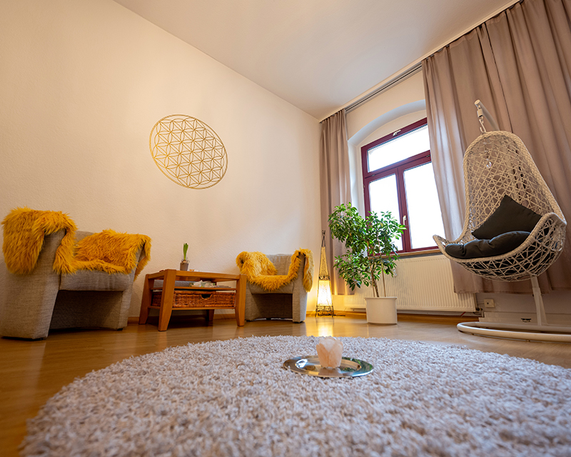Ruheraum mit Hängesessel und Blume des Lebens