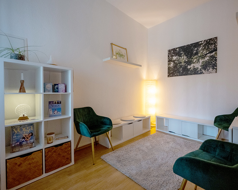 Kleiner Raum mit Bücherregal und Sesseln