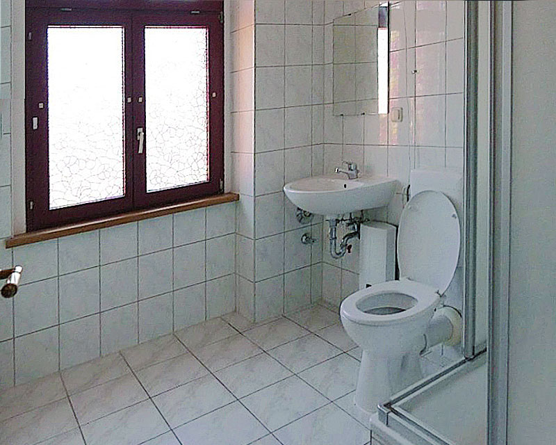 Bad mit Toilette, Waschbecken und Dusche