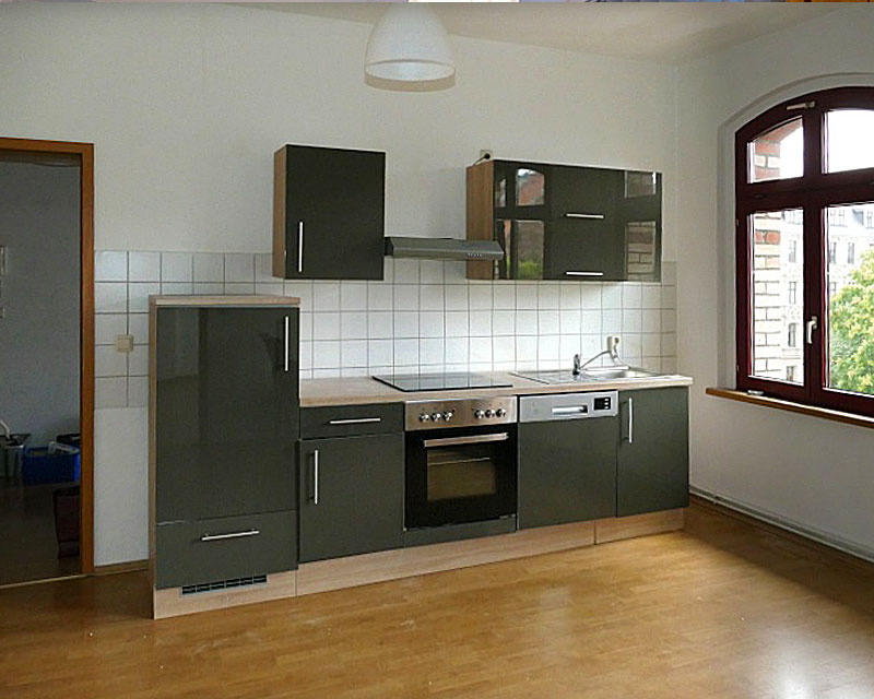 Küche mit Kühlschrank, Herd und Spüle