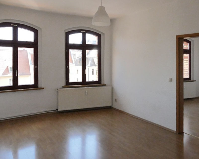 Die helle Wohnküche mit zwei Fenstern